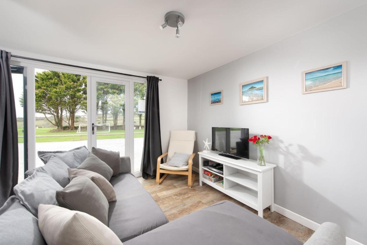Wheal Prosper- Beautifully Fitted Wooden Lodge Helston Cornwall Esterno foto