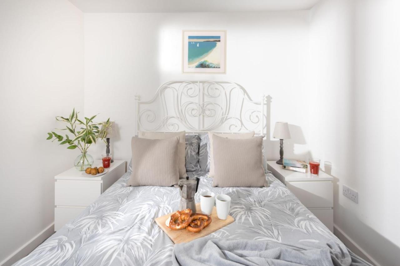 Wheal Prosper- Beautifully Fitted Wooden Lodge Helston Cornwall Esterno foto